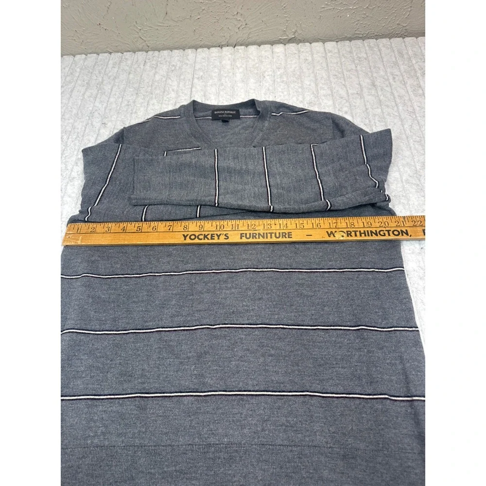 Banana Republic Mens XL Gray Striped 100% Merino‎ Wool V-Neck Sweater